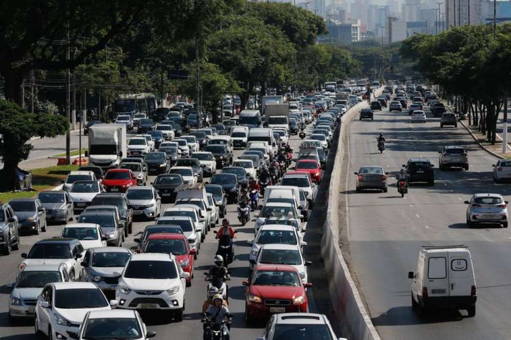 SP tem ponto facultativo e suspende rodízio por greve no transporte