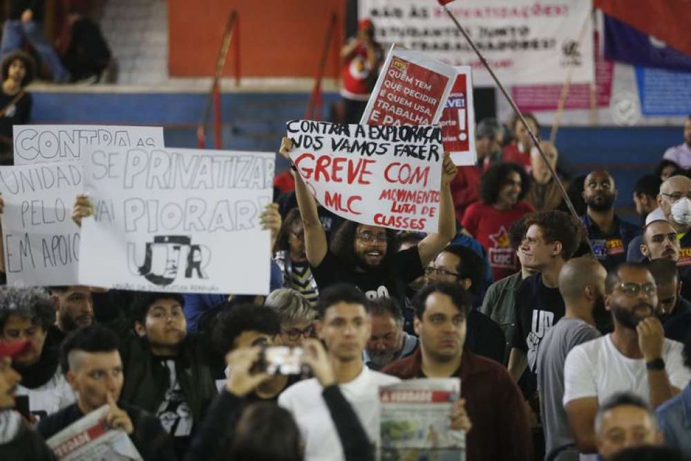 Em dia de greve, linha privatizada e elogiada apresenta falhas