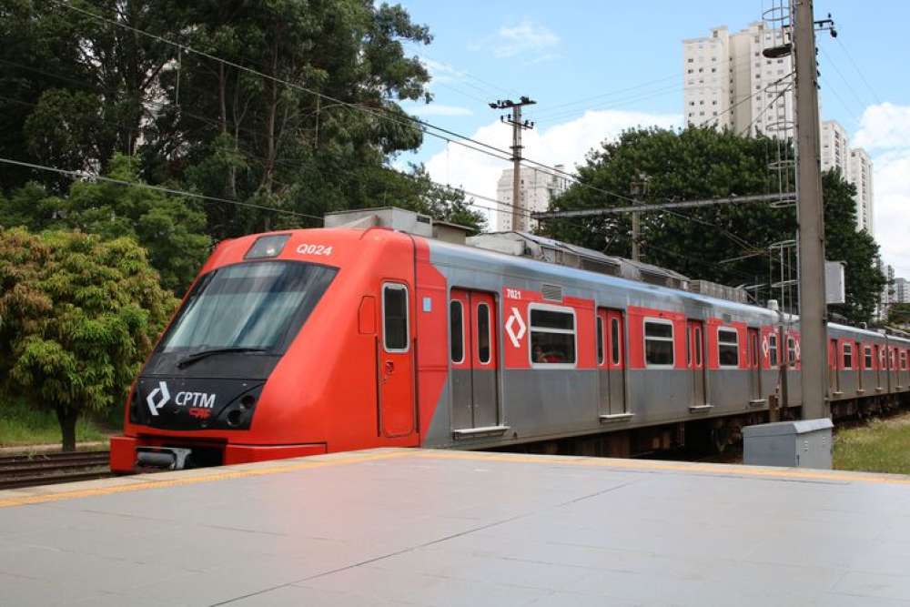 Linha de trem privatizada, em São Paulo, segue sem funcionar após pane