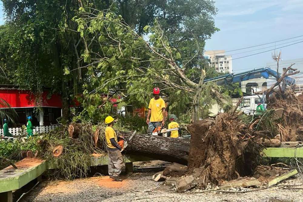 Chuvas fortes causam estragos em Niterói e Maricá