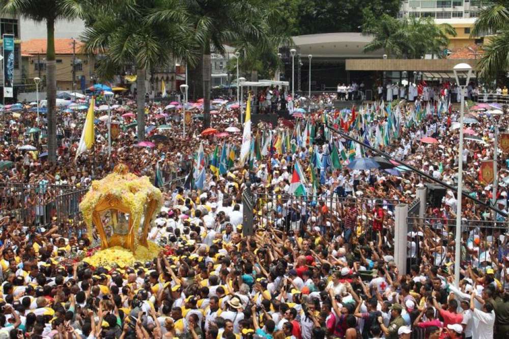 Círio de Nazaré leva multidão às ruas de Belém neste domingo 