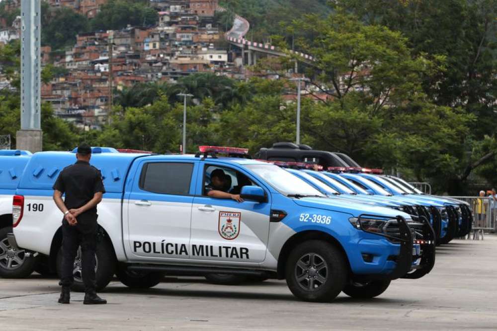 Ações em favelas do Rio buscam cumprir 100 mandados de prisão 