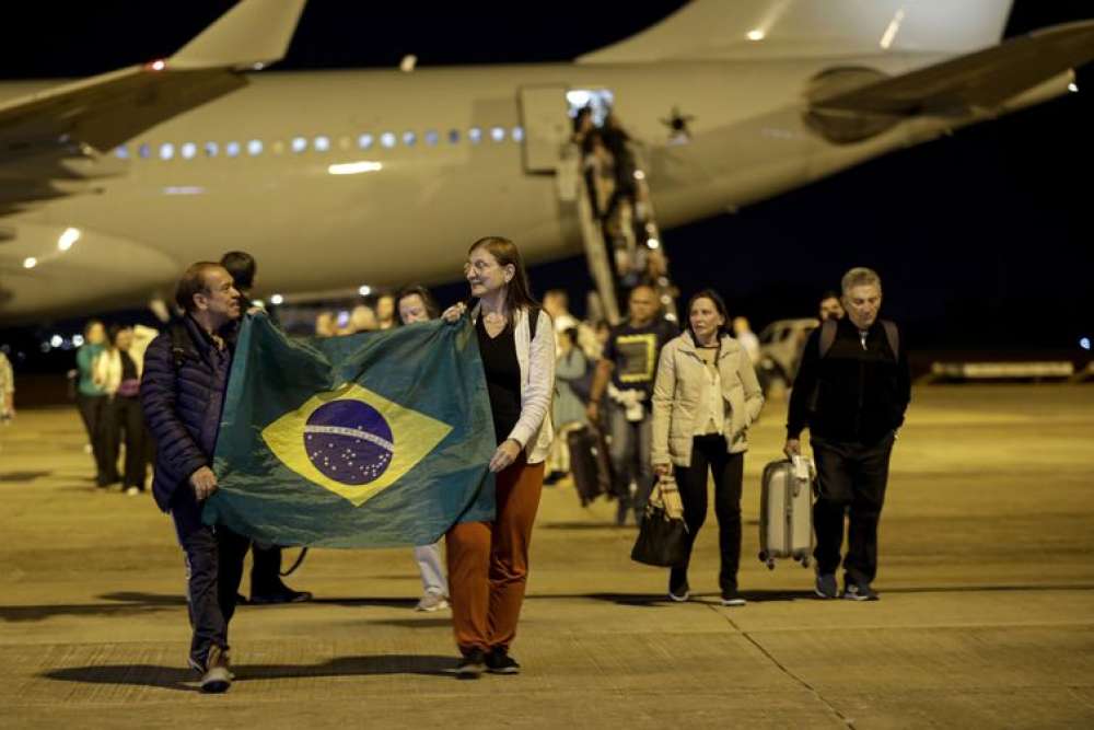 Repatriados manifestam alívio ao pisar em solo brasileiro