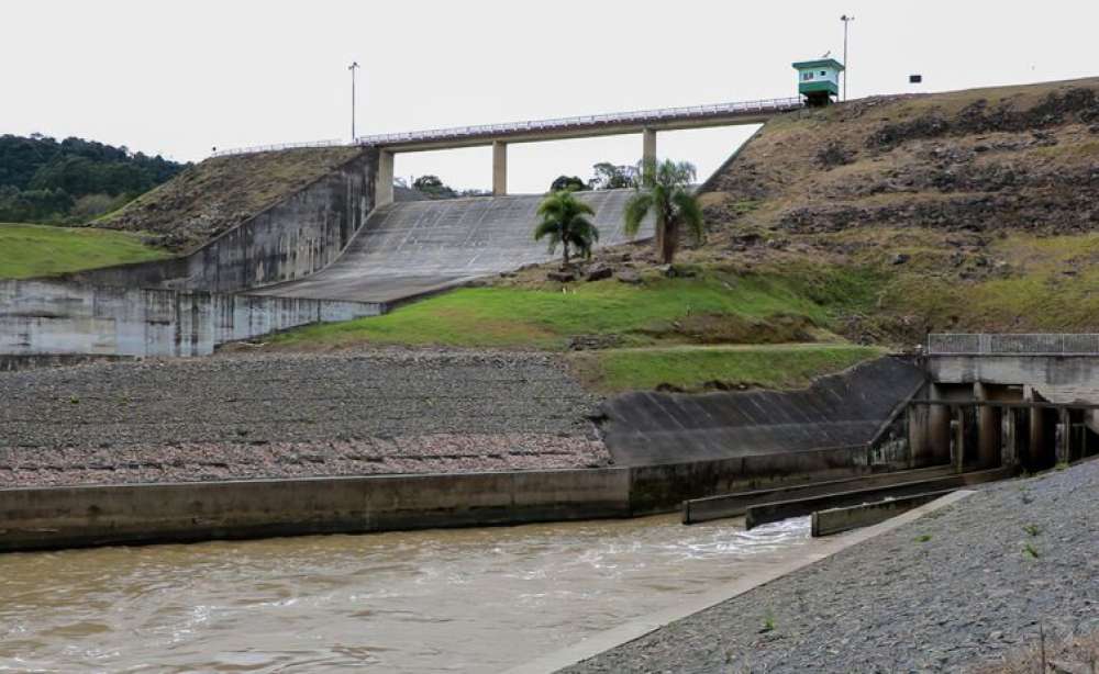 Governador de SC determina abertura de comportas de barragens