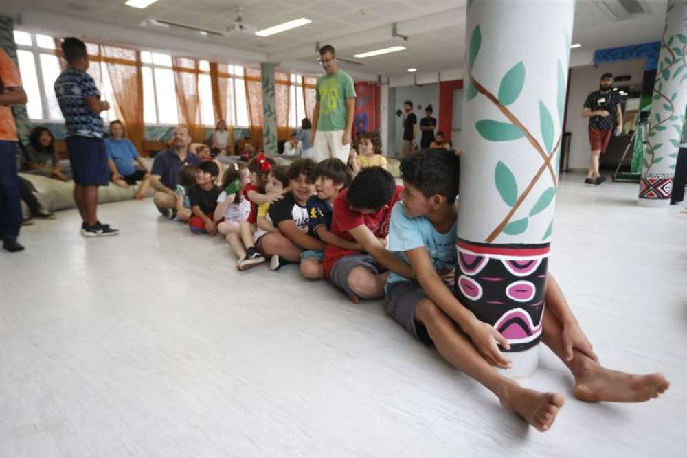 Crianças se divertem com brincadeiras tradicionais guarani