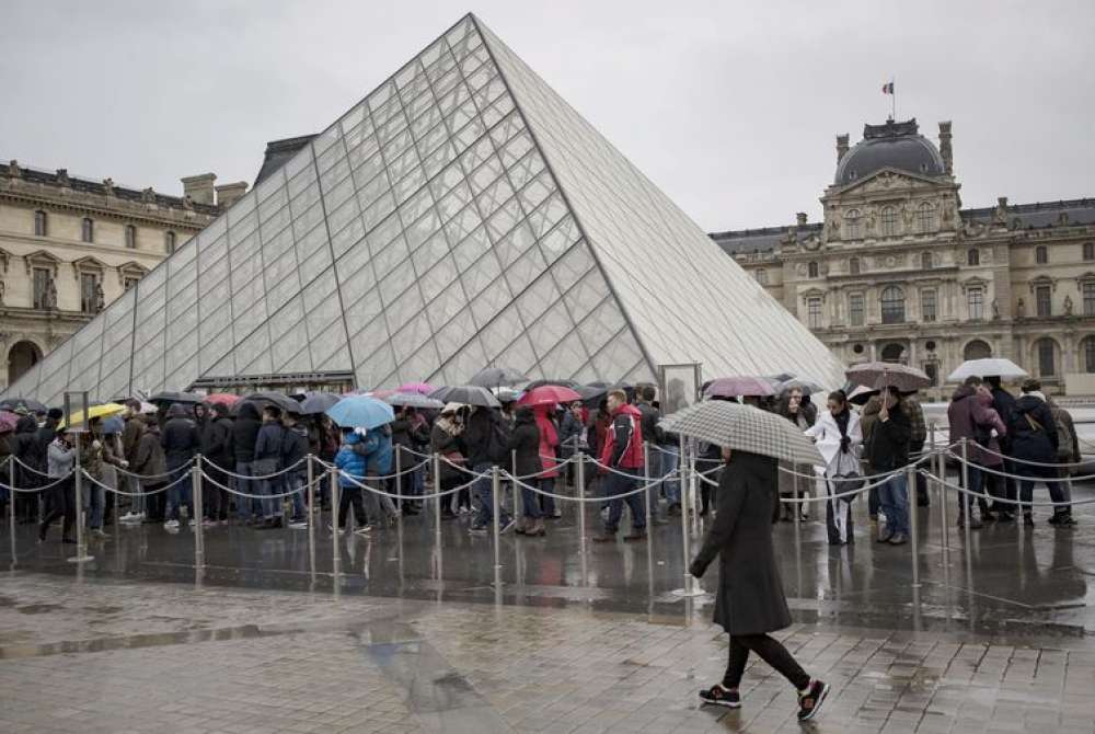 Ameaça de bomba fecha Museu do Louvre e Palácio de Versalhes