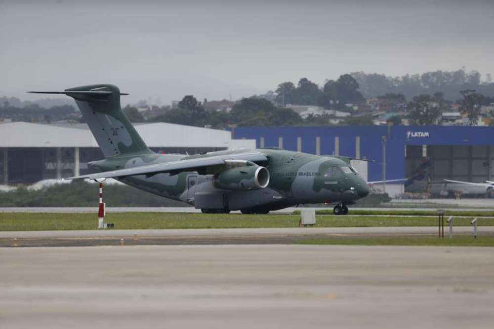 Quinta aeronave da FAB parte de Israel com 215 brasileiros