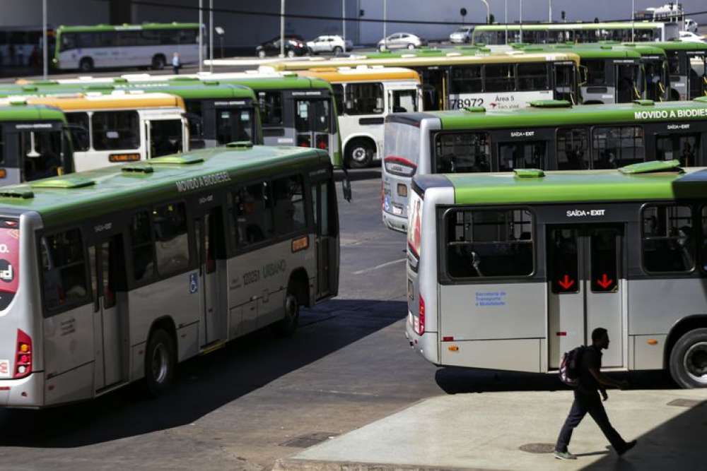 Volume de serviços cai 0,9% em agosto