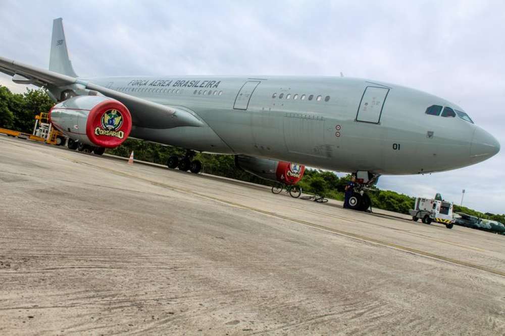 Sexto avião com brasileiros repatriados chega ao Rio de Janeiro 