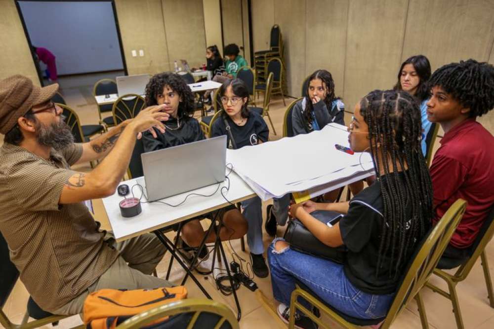 Adolescentes fazem propostas contra desinformação sobre vacina  