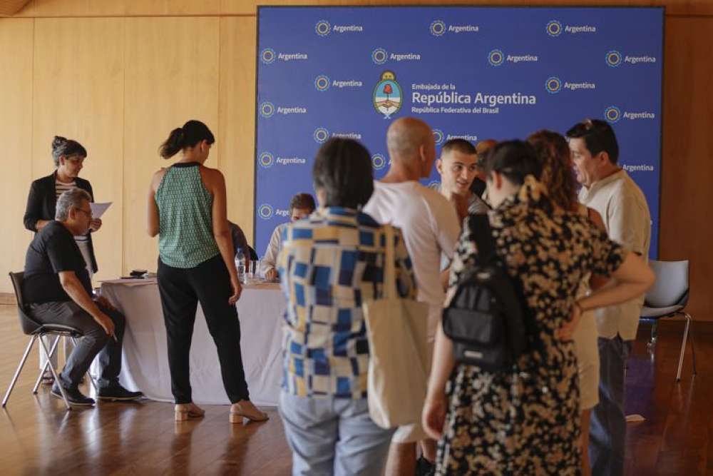 Argentinos residentes no Brasil vão à embaixada para eleger presidente