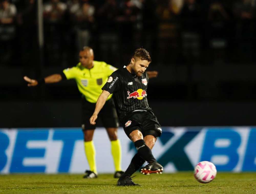 Bragantino derrota Fluminense e vê diferença para Botafogo diminuir