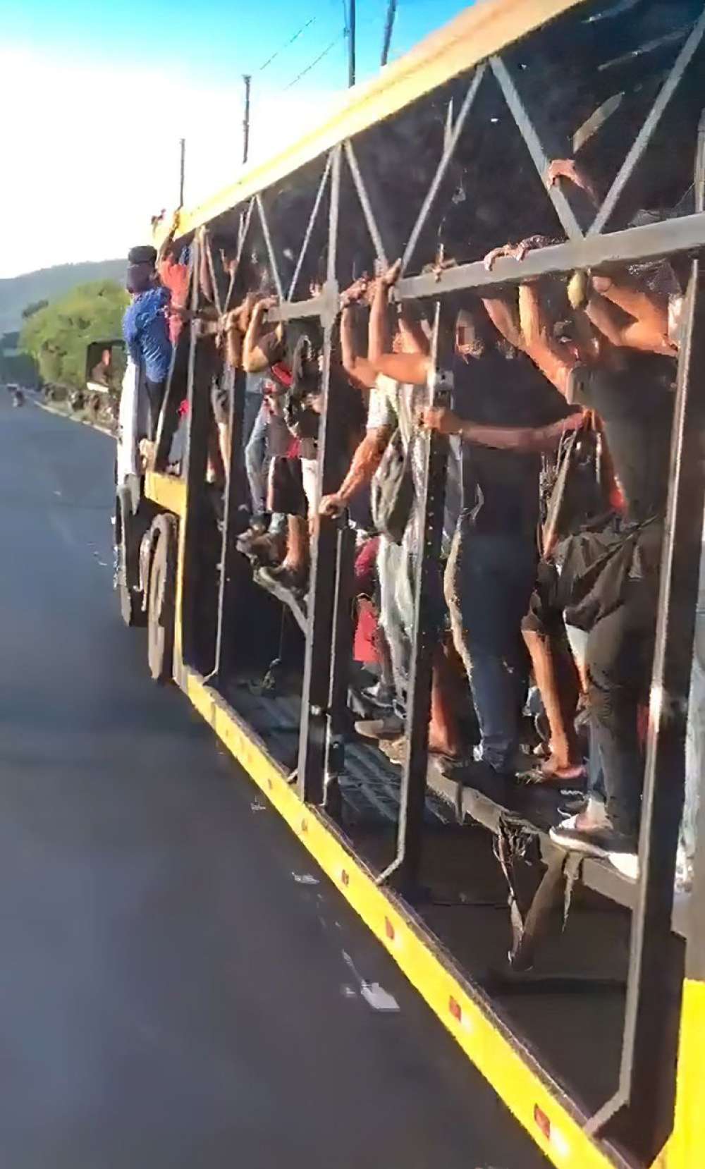 Após ataques a ônibus, moradores relatam caos na zona oeste do Rio