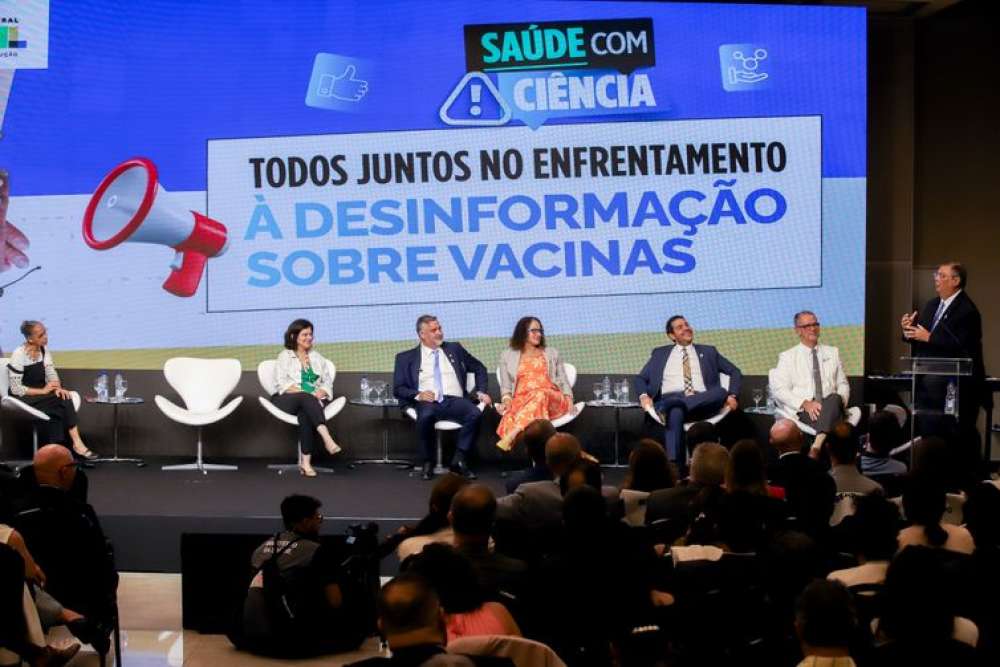 Programa em defesa da vacinação e de combate à desinformação é lançado