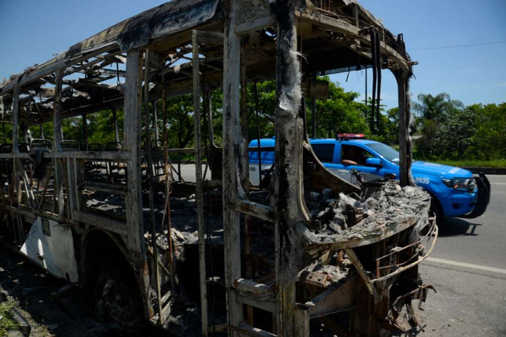 Motorista queimado após ataques a ônibus está internado no Rio