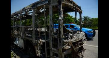 Motorista queimado após ataques a ônibus está internado no Rio