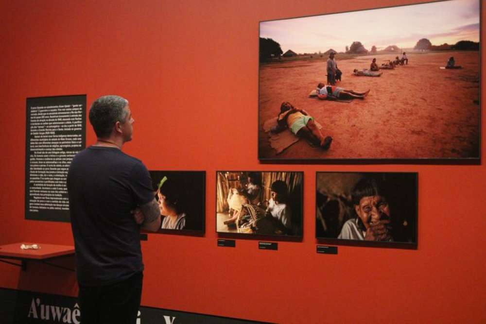 Exposição retrata jornada de Ailton Krenak por comunidades na Amazônia