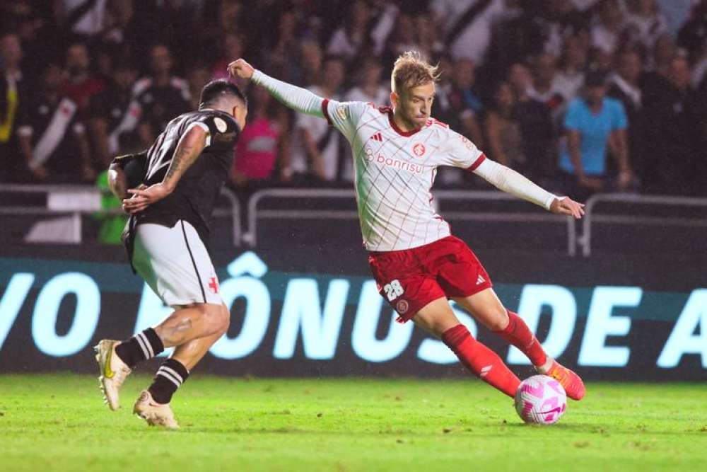 Internacional se impõe e complica Vasco no Brasileirão