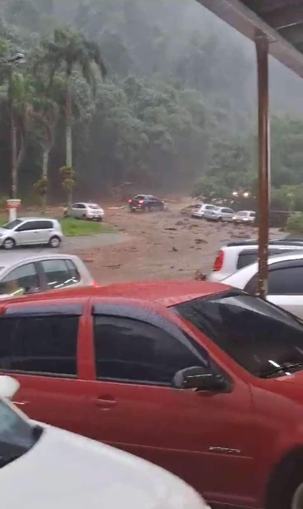 Chuva alaga ruas de Teresópolis; sirenes foram acionadas