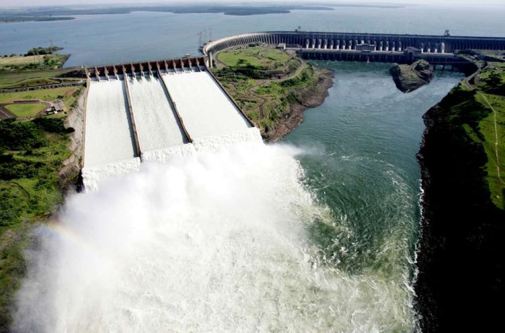 Itaipu abre vertedouro para escoar excesso de água