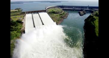 Itaipu abre vertedouro para escoar excesso de água