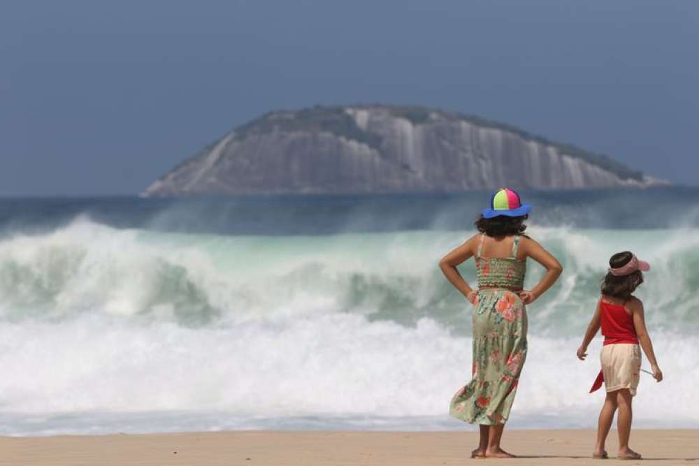 Praias do Rio de Janeiro continuam sob risco de fortes ondas