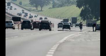 Motorista encontra lentidão em rodovias paulistas nesta segunda-feira