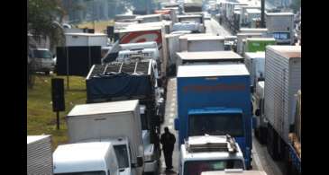 Rodovia dos Imigrantes tem grande congestionamento no sentido litoral