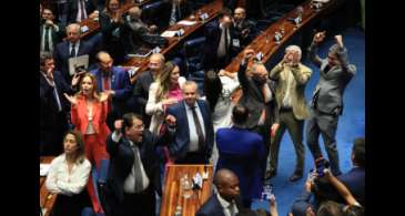 Senado aprova reforma tributária; texto volta à Câmara