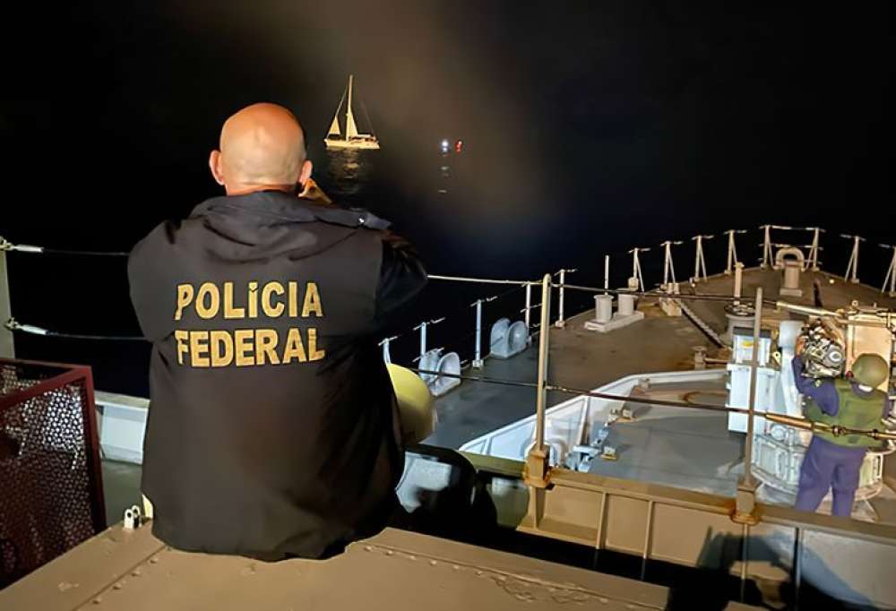 Marinha e PF encontram 2 toneladas de haxixe em veleiro na Bahia