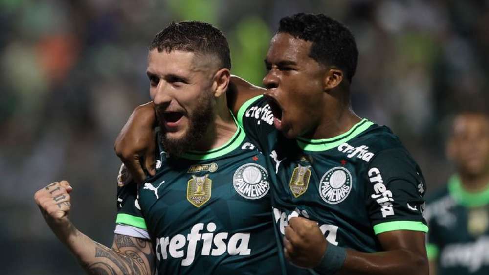 Palmeiras derrota Internacional e assume liderança do Brasileiro