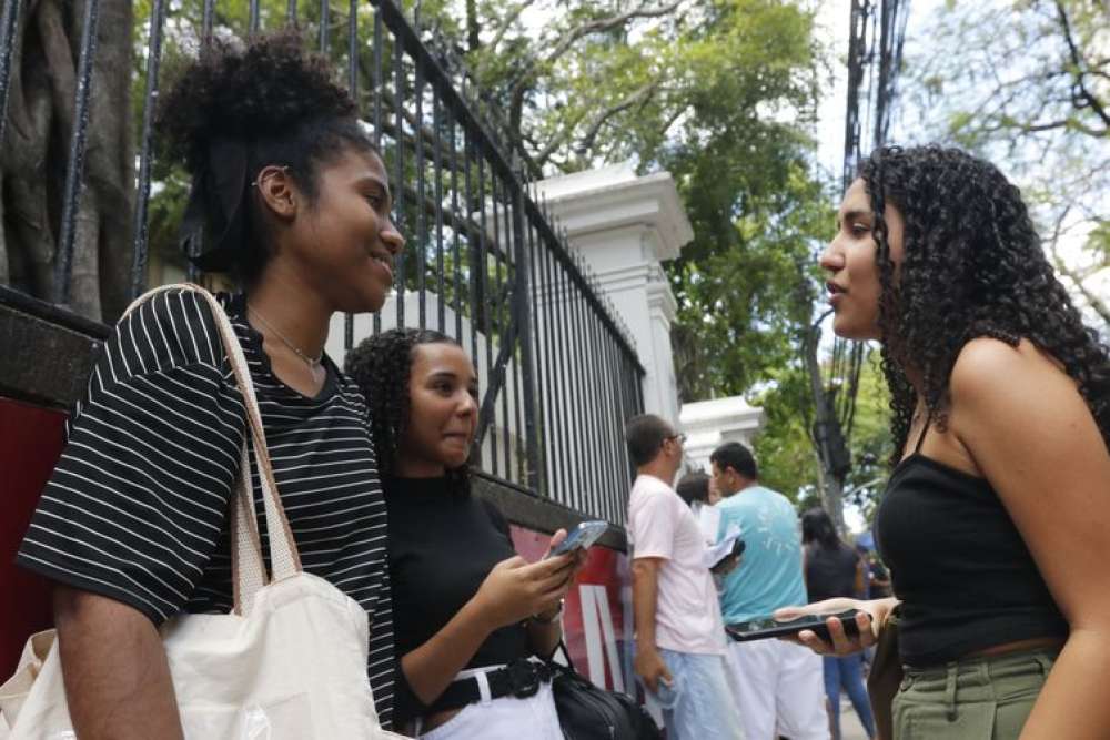 Estudantes lidam com ansiedade e calor forte no segundo dia do Enem