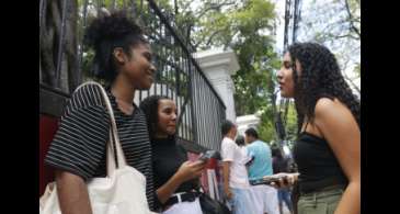 Estudantes lidam com ansiedade e calor forte no segundo dia do Enem