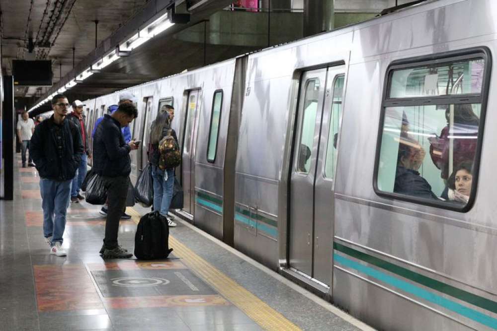 Metrô de SP faz operação contra assédio sexual nas estações