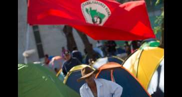 PE: trabalhadores sem-terra protestam contra assassinato de agricultor