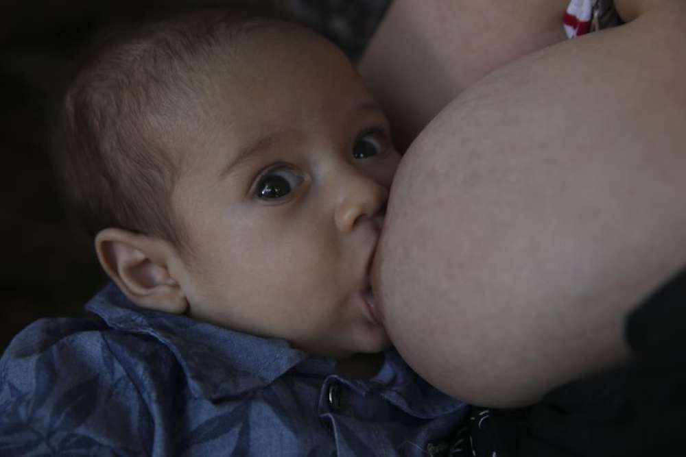 Bebês e gestantes precisam de comidas leves e mais líquido no calor