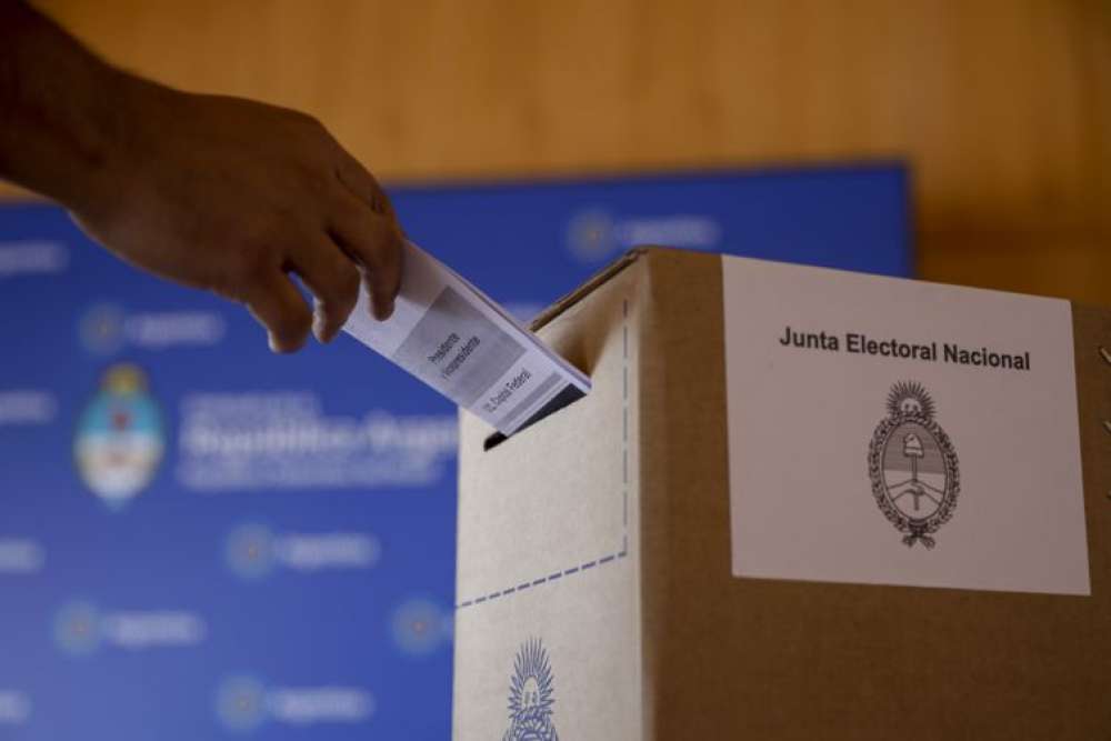 Eleitores argentinos no Brasil votam por defesa da democracia