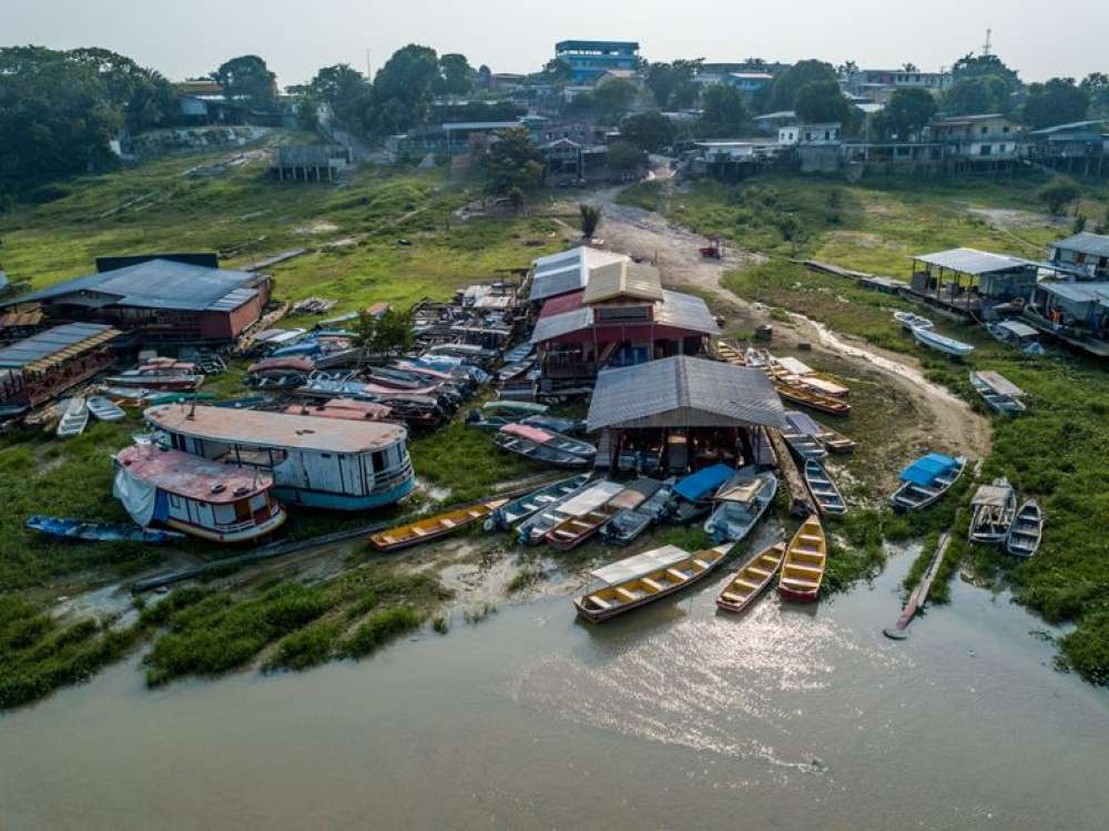 Rio Negro sobe lentamente e pescadores esperam retomar rotina