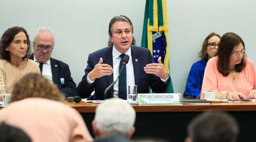 Questões do Enem não têm interferência do governo, garante ministro