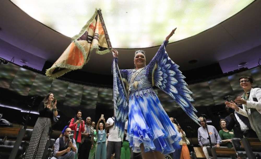 Porta-bandeira da Portela sofre racismo em aeroporto, denuncia família