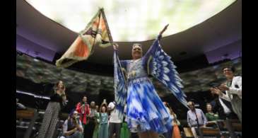 Porta-bandeira da Portela sofre racismo em aeroporto, denuncia família