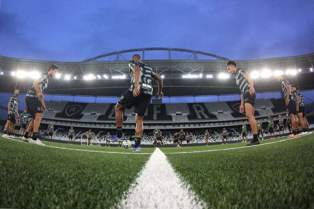 Futebol: gramado nos estádios vira tema de debate no Brasil e no mundo