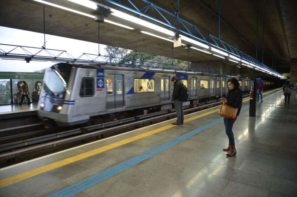 SP: contra privatizações, greve afeta funcionamento de trens e metrôs