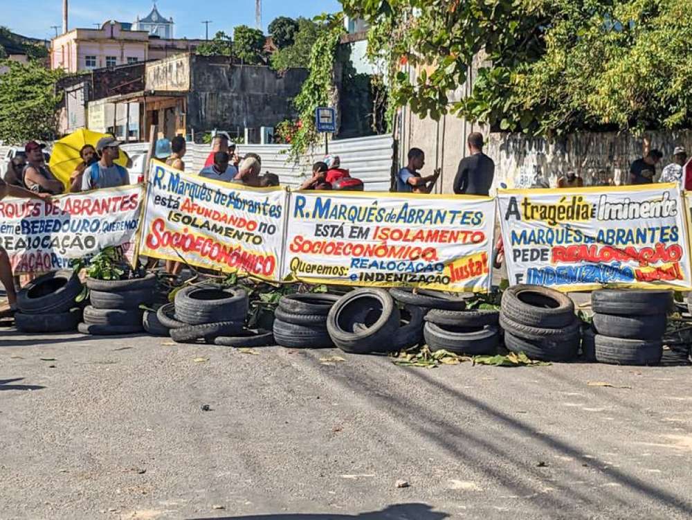 Moradores protestam por realocação em bairro próximo a mina em Maceió