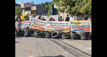 Moradores protestam por realocação em bairro próximo a mina em Maceió