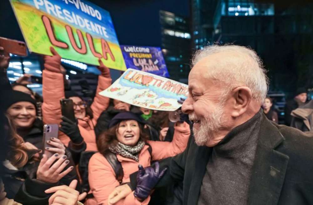 Lula chega a Berlim, onde reforça acordos em diversos setores