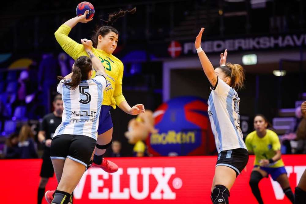 Brasil supera Argentina e continua vivo no Mundial de handebol