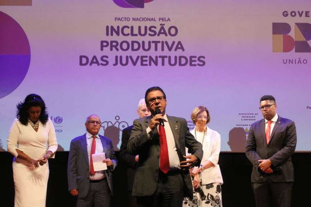 Ministro do Trabalho cobra empresas para melhorarem média salarial