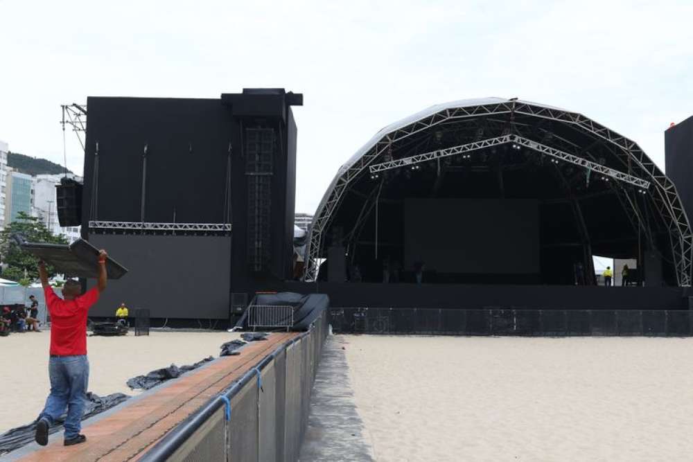 Turistas se preparam para virada do ano em Copacabana