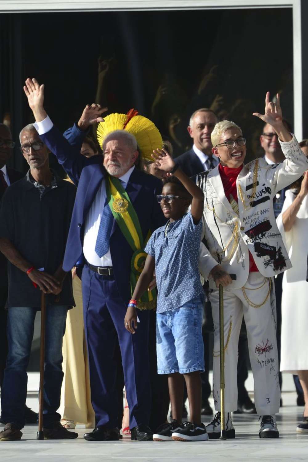 Lula sobe a rampa do Planalto e recebe faixa presidencial